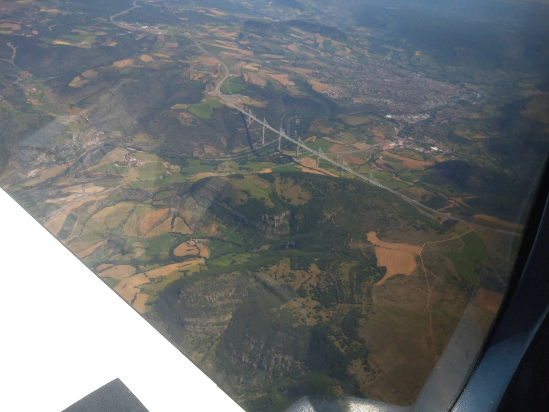 Les causses et le viaduc de Millau depuis les airs