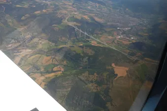 Les causses et le viaduc de Millau depuis les airs