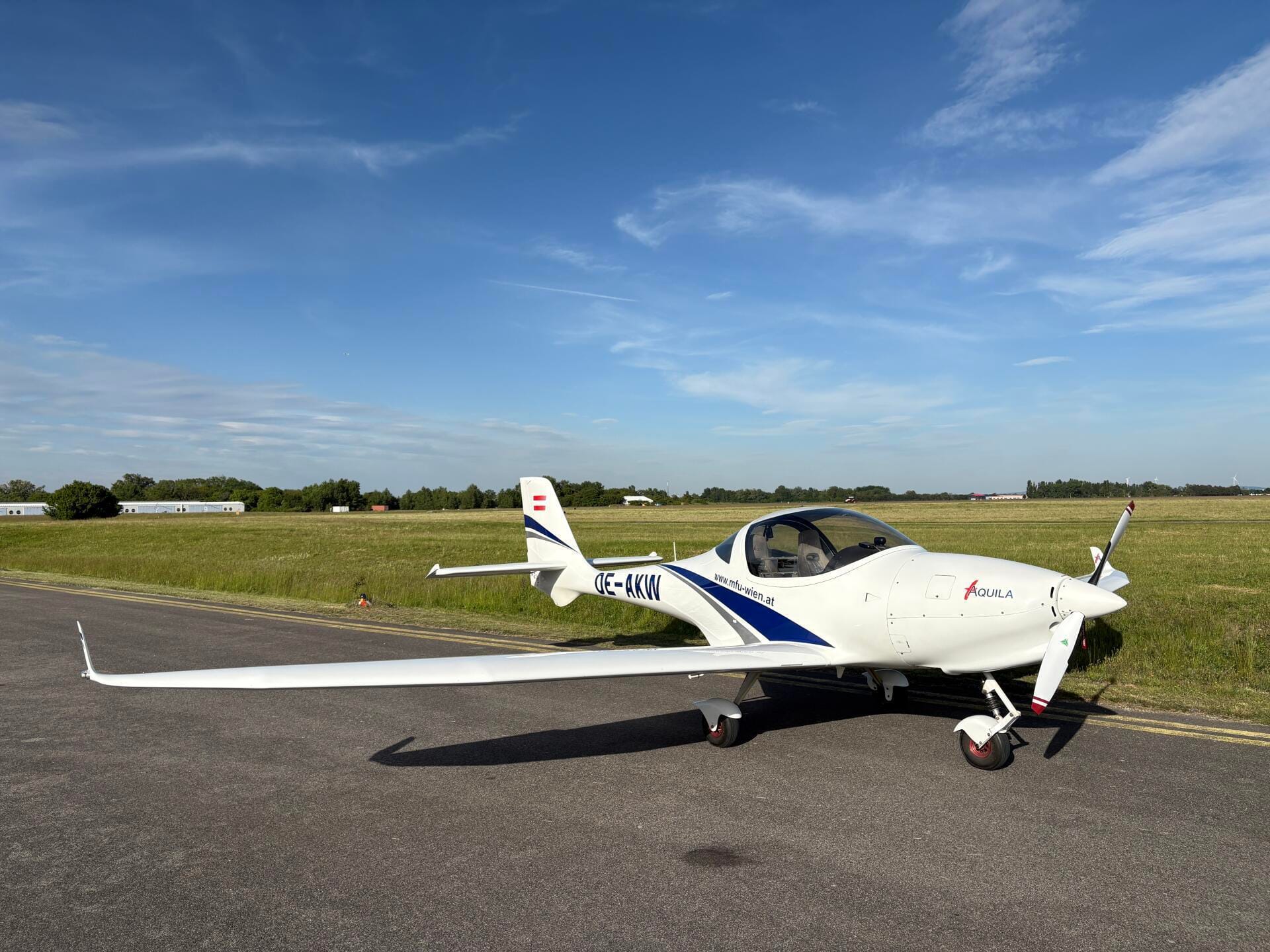 Aquila A211