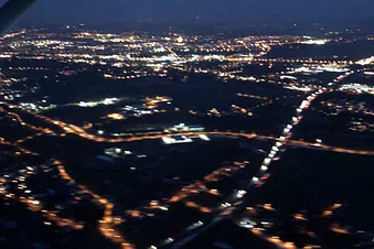 Chemnitz bei Nacht - Rundflug in den Sonnenuntergang