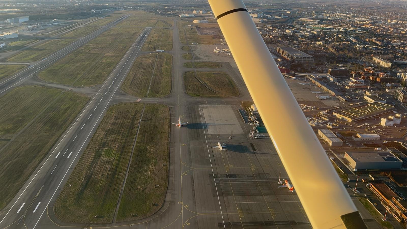 Le périph aérien✈️​Airbus, aéroport de Blagnac et châteaux 🏰