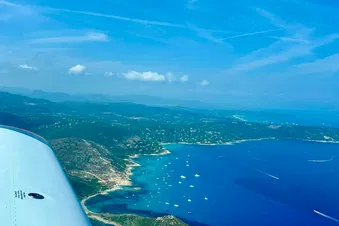 Côte d’Azur vue du ciel : îles d’Hyères et Saint-Tropez