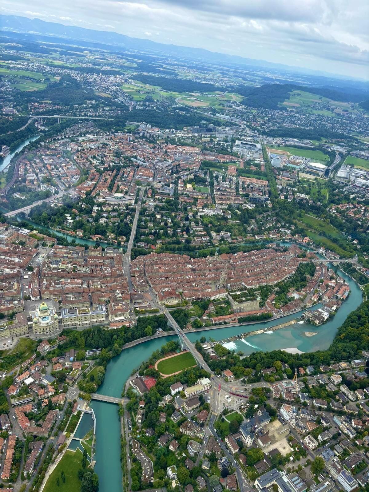 Altstadt Bern mit Bundeshaus (unten links) und der Aare