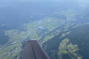 Blick auf Greifenburg aus dem Gleitschirm