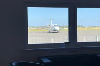 Nicht unser Jet, aber wir werden vom selben Terminal, dem GAT abgefertigt.