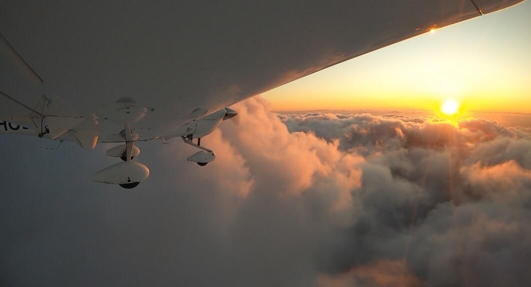 Sonnenaufgangs- oder Sonnenuntergangsflug