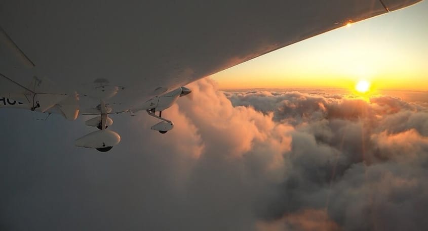 Sonnenaufgangs- oder Sonnenuntergangsflug