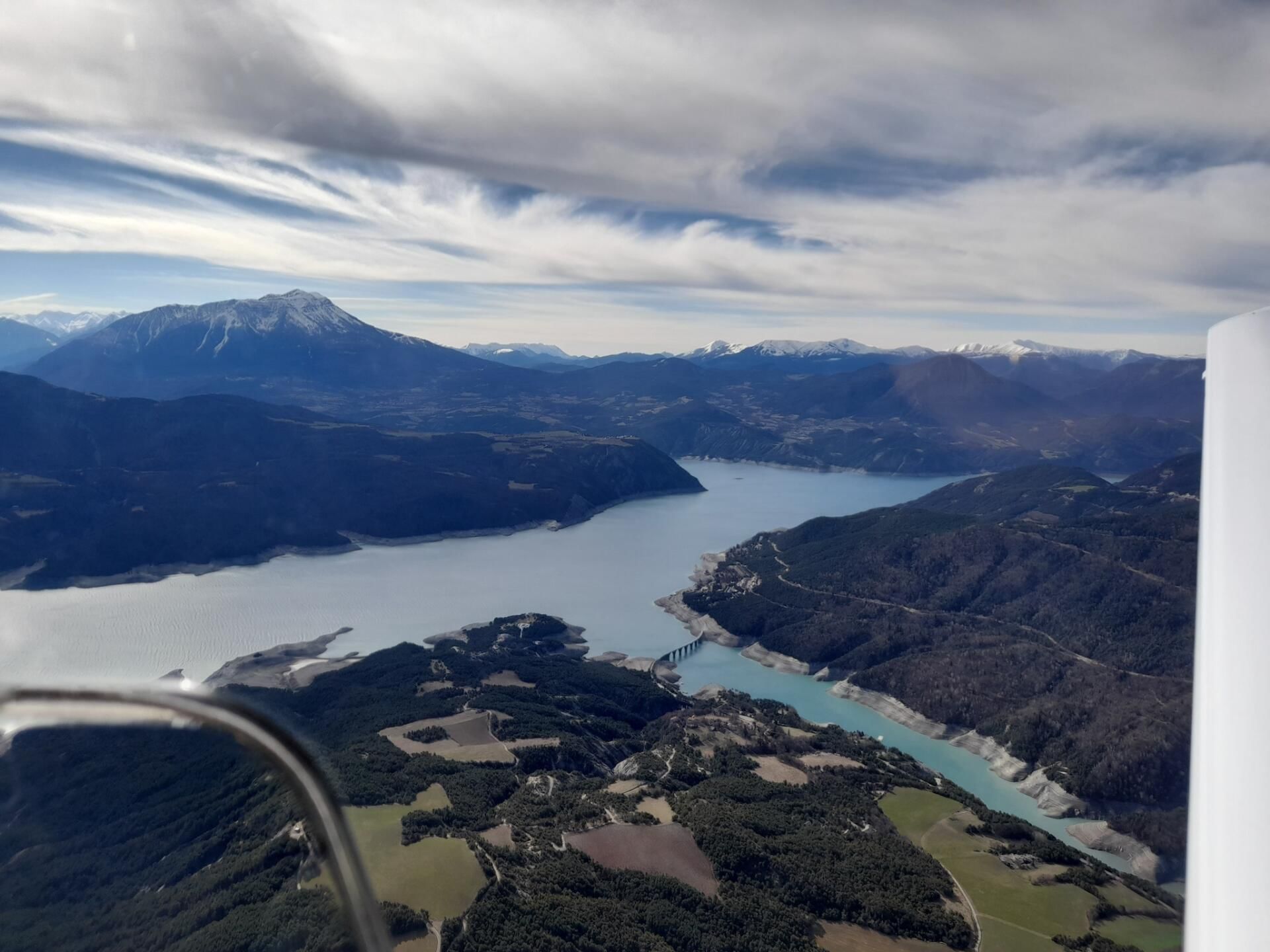 Météo hivernale sur Serre-Ponçon qui laisse dévoiler ses vestiges immergés, sous l’œil du Grand Morgon
