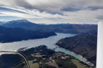 Météo hivernale sur Serre-Ponçon qui laisse dévoiler ses vestiges immergés, sous l’œil du Grand Morgon
