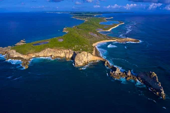 Petite Terre et Désirade - Survol de la Guadeloupe