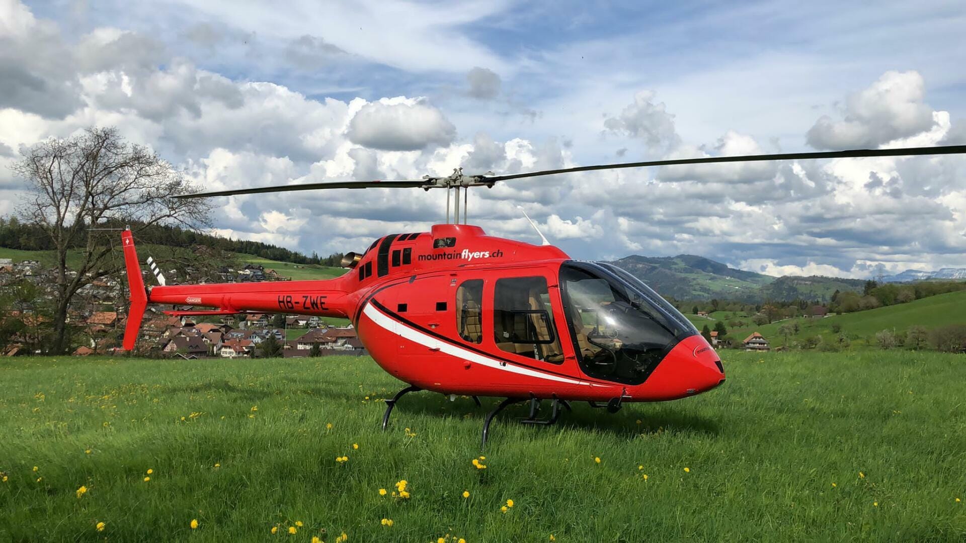 Bell 505 während einer Kaffepause im Berner Oberland
