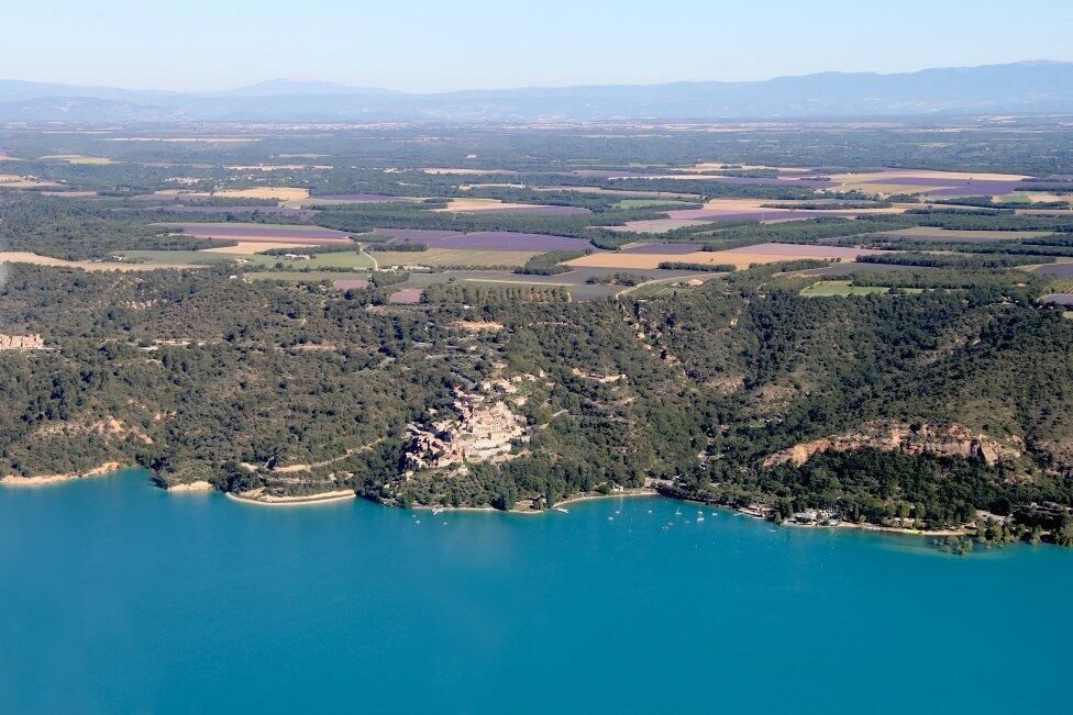Balade aérienne à travers lacs & plateaux