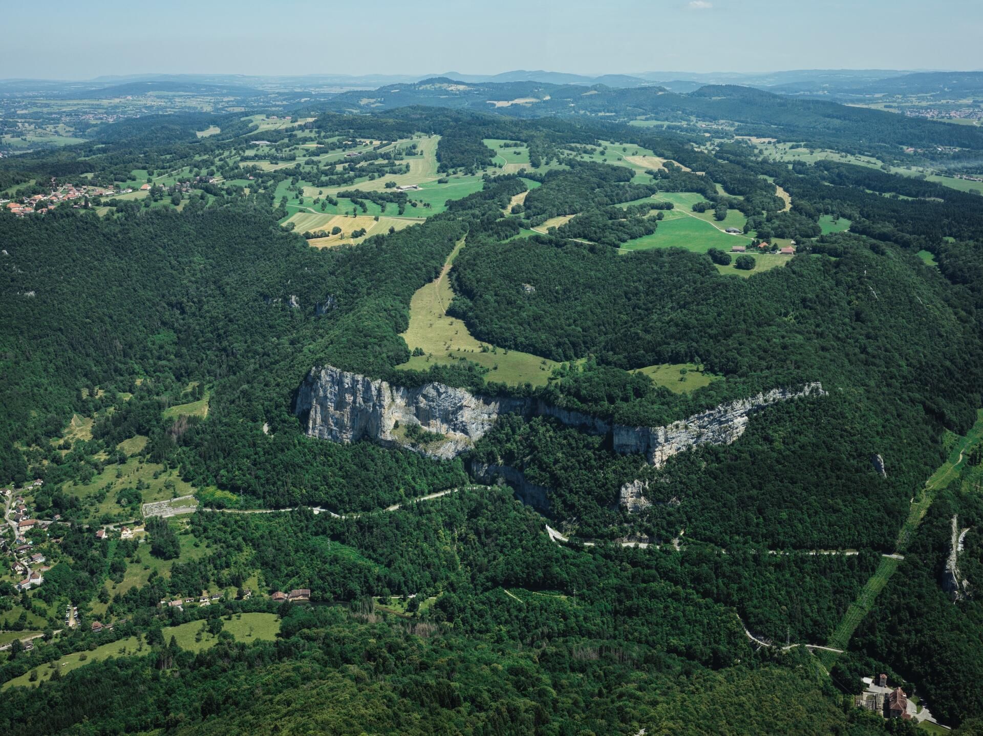 Le lac de Neuchâtel & le Creux du Van vus du ciel
