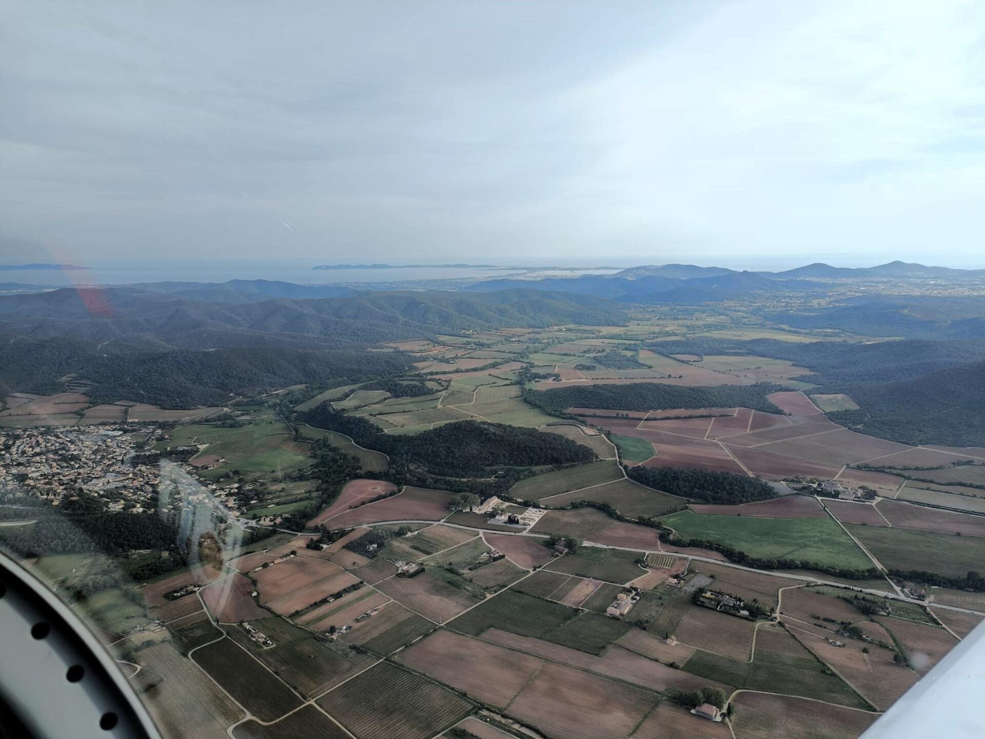 Retour sur Cuers avec la Méditerranée en arrière plan
