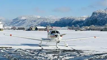 Winterzauber! Entdecke die verschneite Alpenwelt! 🏔️🛩️