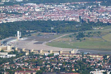 Über dem Himmel von Berlin oder Brandenburg (Cessna 172)