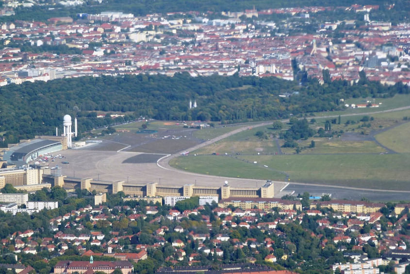 Über dem Himmel von Berlin oder Brandenburg (Cessna 172)