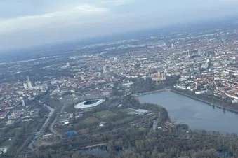 Das Stadion und der Blick über die Stadt.