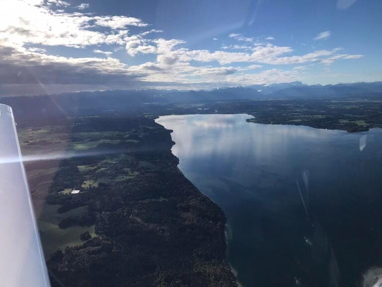 Rundflug über München und Umgebung: Allianz Arena, Olympiapark und bayerische Seen aus der Luft