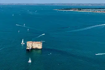 Cap sur les îles et les forts en hélicoptère