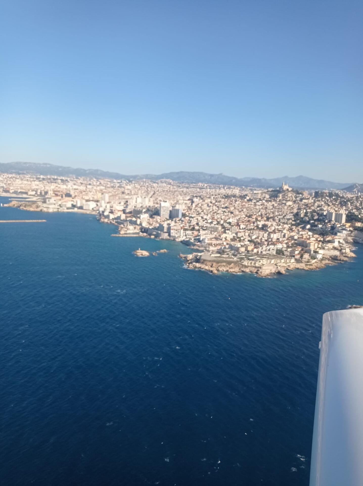 Balade aérienne dans la baie de Marseille et les calanques