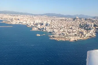 Balade aérienne dans la baie de Marseille et les calanques