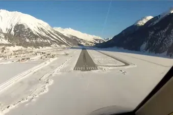 Flug entlang der Alpen nach Samedan