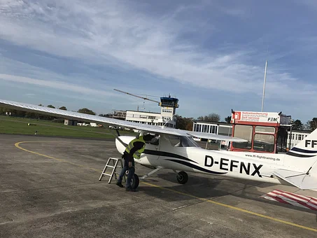 Cessna 152 D-EFNX an der Tankstelle