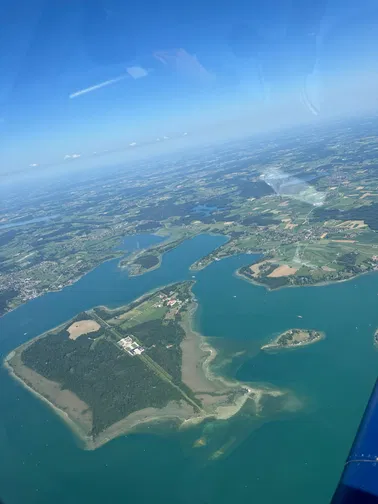 Flug über den Chiemsee und in die Alpen