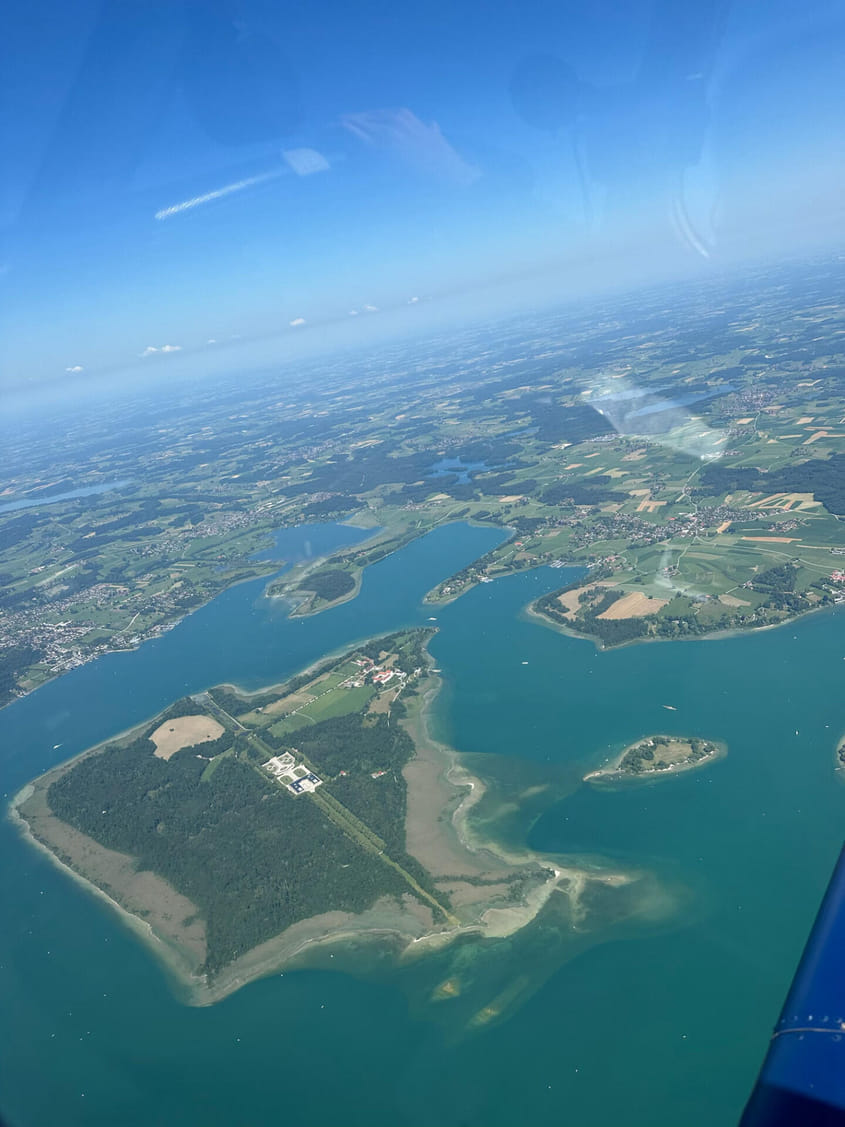 Flug über den Chiemsee und in die Alpen
