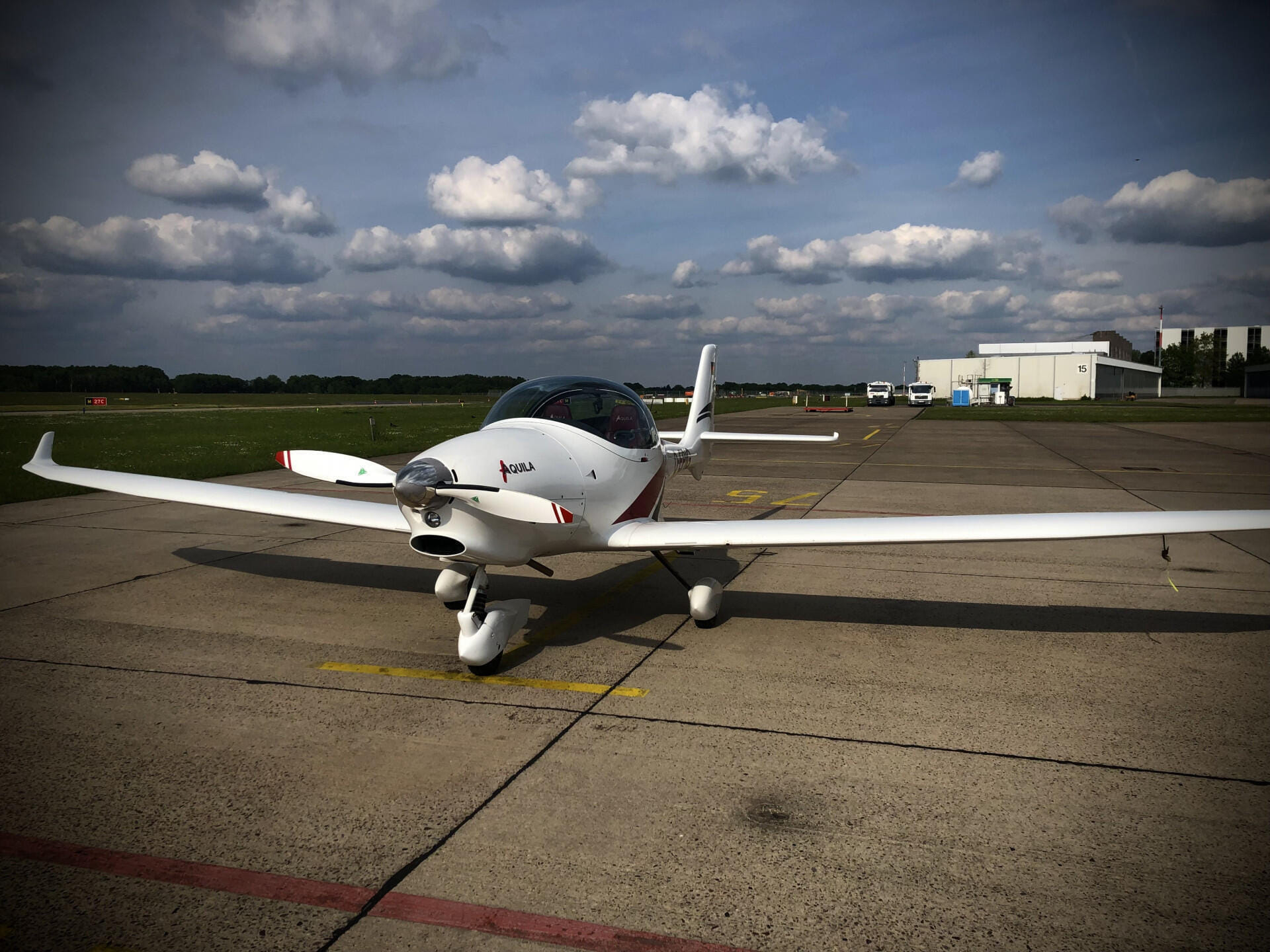 Aquila AT01 von vorne