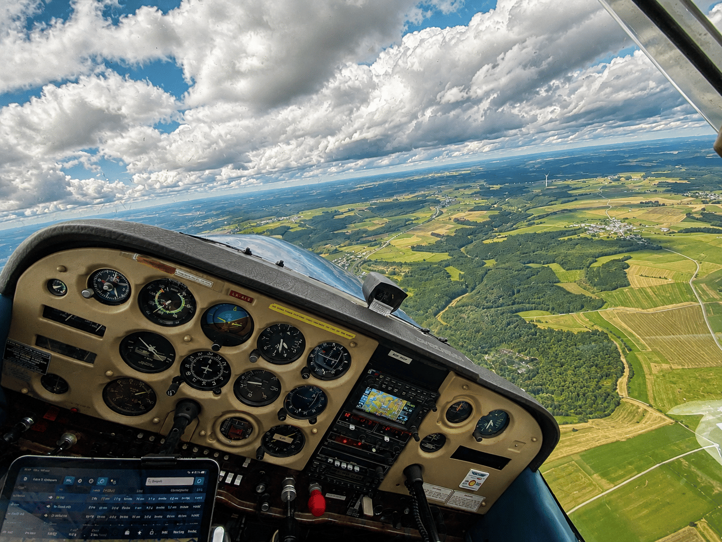 Vue du cockpit du Cessna 172 en virage