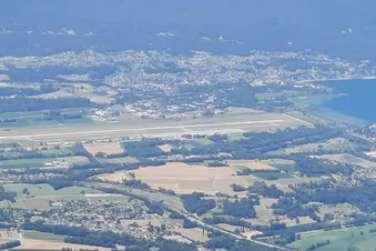 Aéroport d'arrivée de Chambéry vue depuis une montagne surplombant la Ville prise lors d'un vol précédemment réalisé