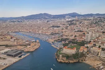 Littoral de la ciotat à carry le rouet en hélicoptère