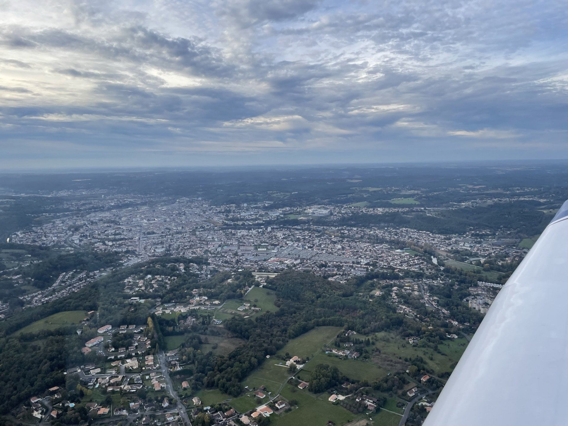 Survol du château d’Hautefort et  tour de ville de Périgueux