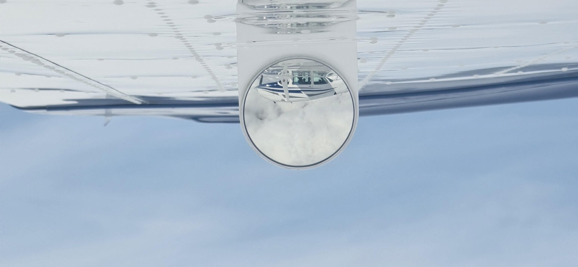 l'avion  train rentré vu du rétroviseur