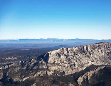 Voler à fleur de crête de la Sainte Victoire