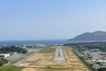 Atterissage à l'aéroport de Cannes-Mandelieu