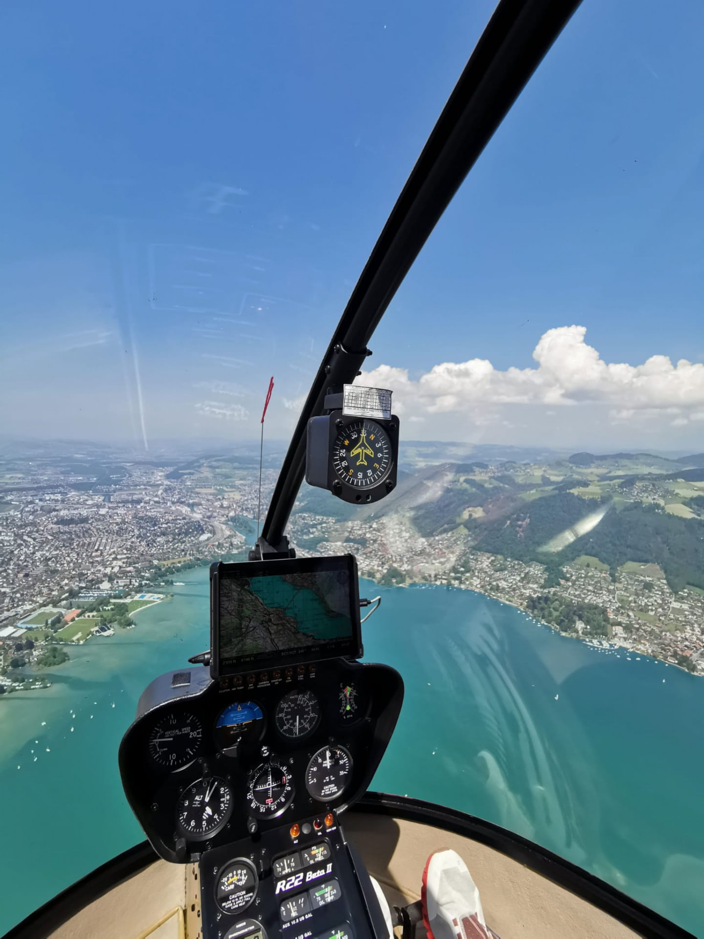 Thunersee Rundflug im R22 mit Apero Hotel Meielisalp