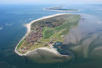 Noch etwas naher...(Oh ja, da ist tatsächlich unser kleiner Flughafen:-))