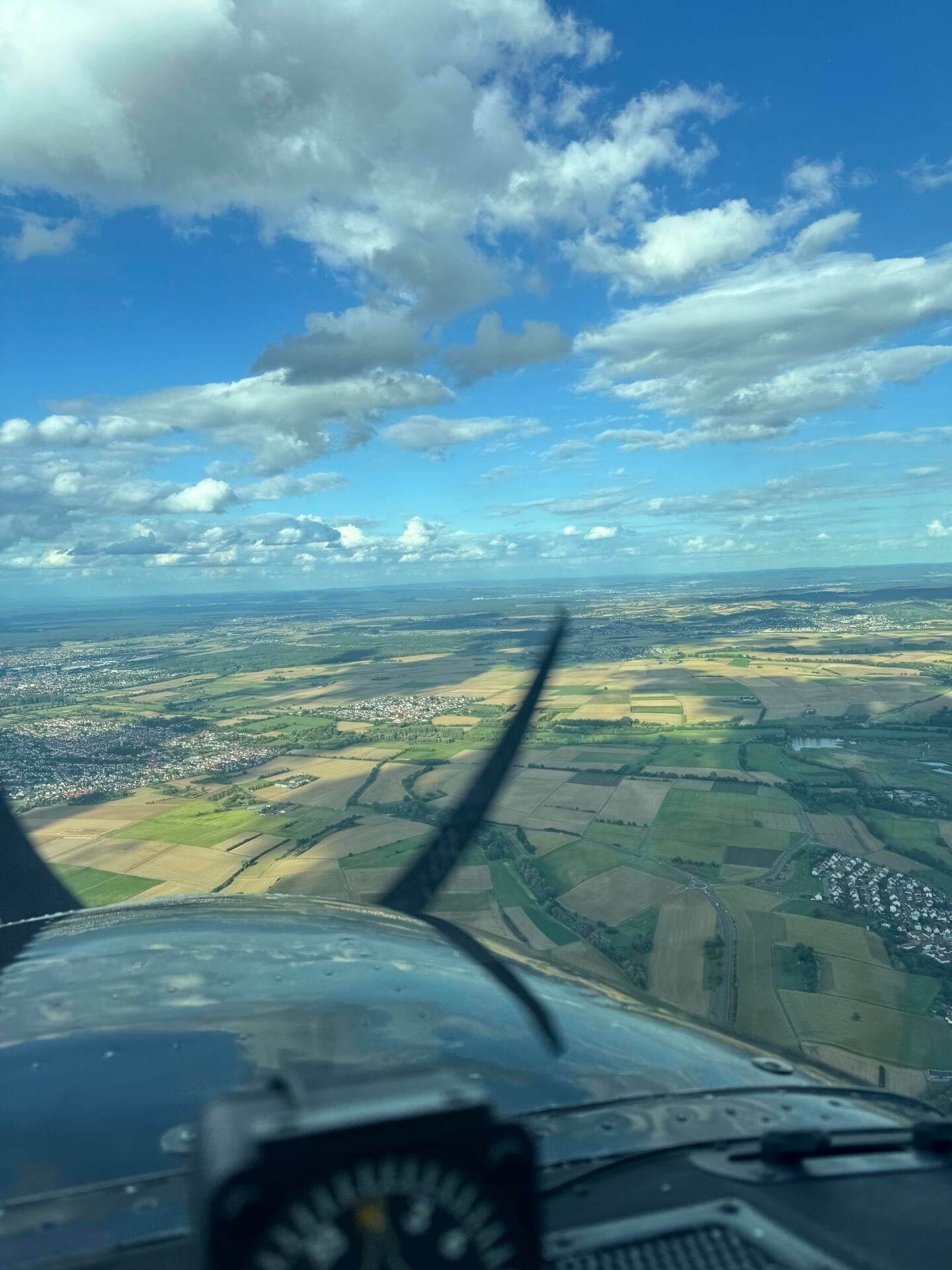 Die Welt unter sich vorbeiziehen sehen, den Alltag für einen Moment vergessen und das besondere Gefühl des Fliegens genießen.