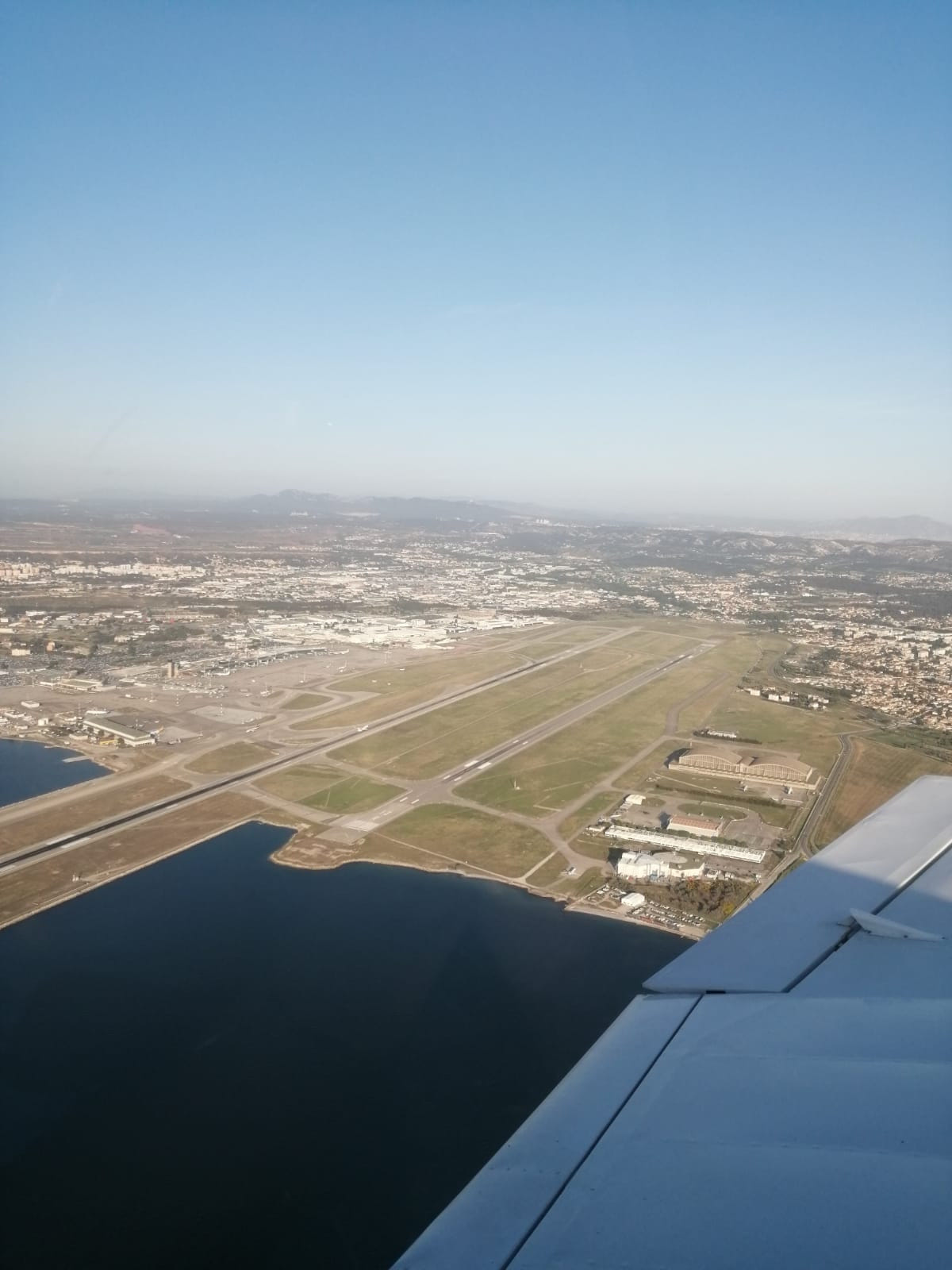 Rade de Marseille ras de l'eau, calanques, Sainte Victoire