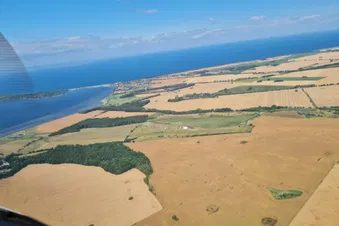 Der Flugplatz Rerik-Zweedorf mit der Halbinsel Wustrow und Rerik