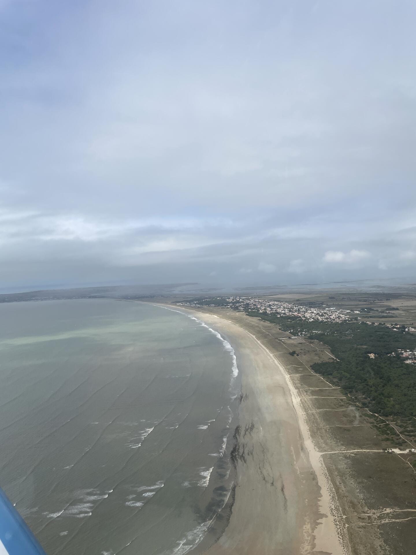 Noirmoutier et l’océan en panorama aérien