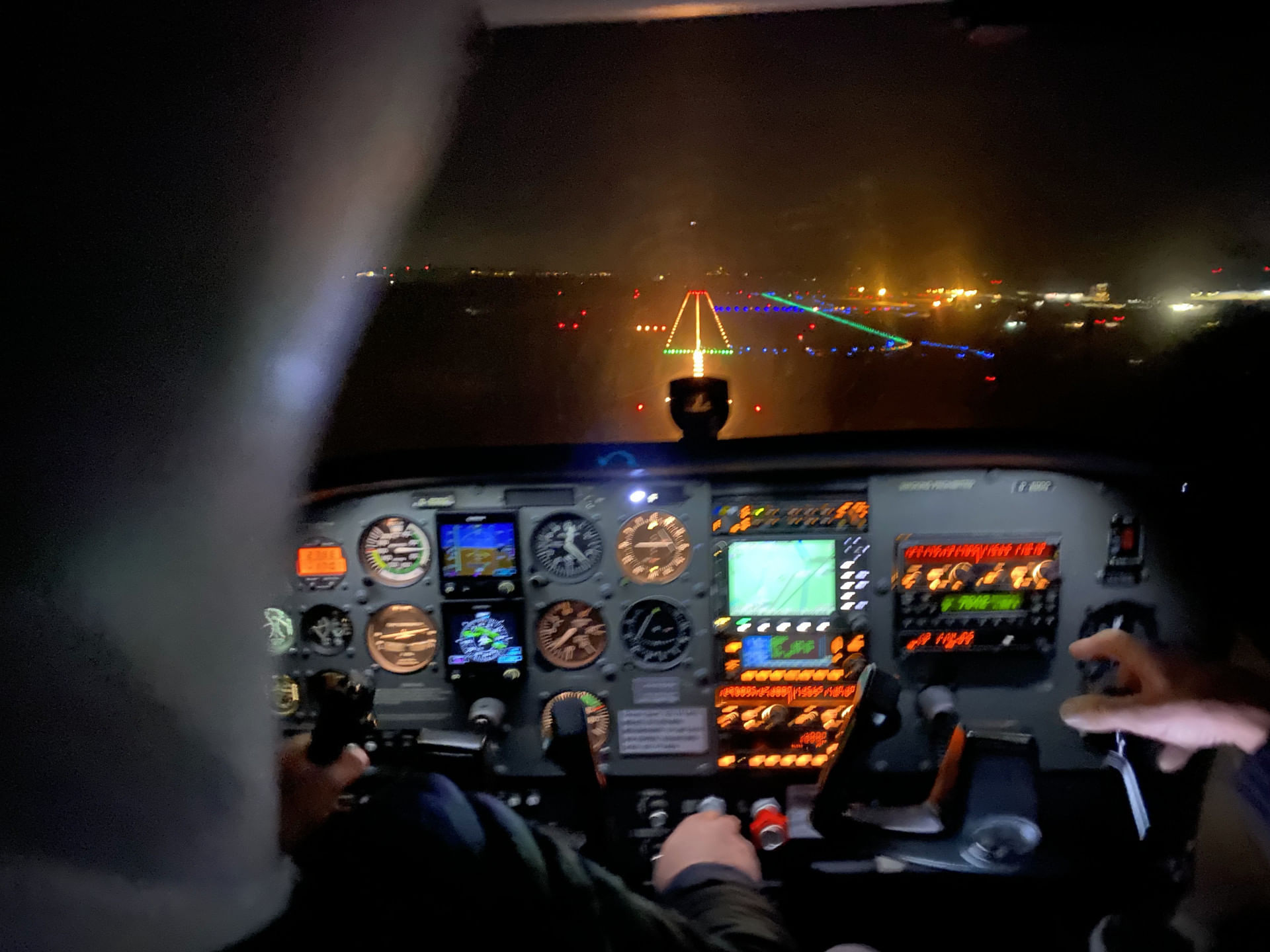 beleuchtetes Cockpit beim Landeanflug