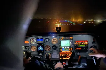 beleuchtetes Cockpit beim Landeanflug