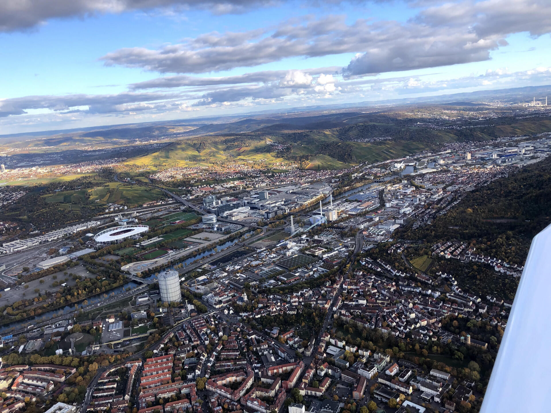 Cannstatter Wasen mit dem Stadion im Hinter- und dem Gaskessel im Vordergrund