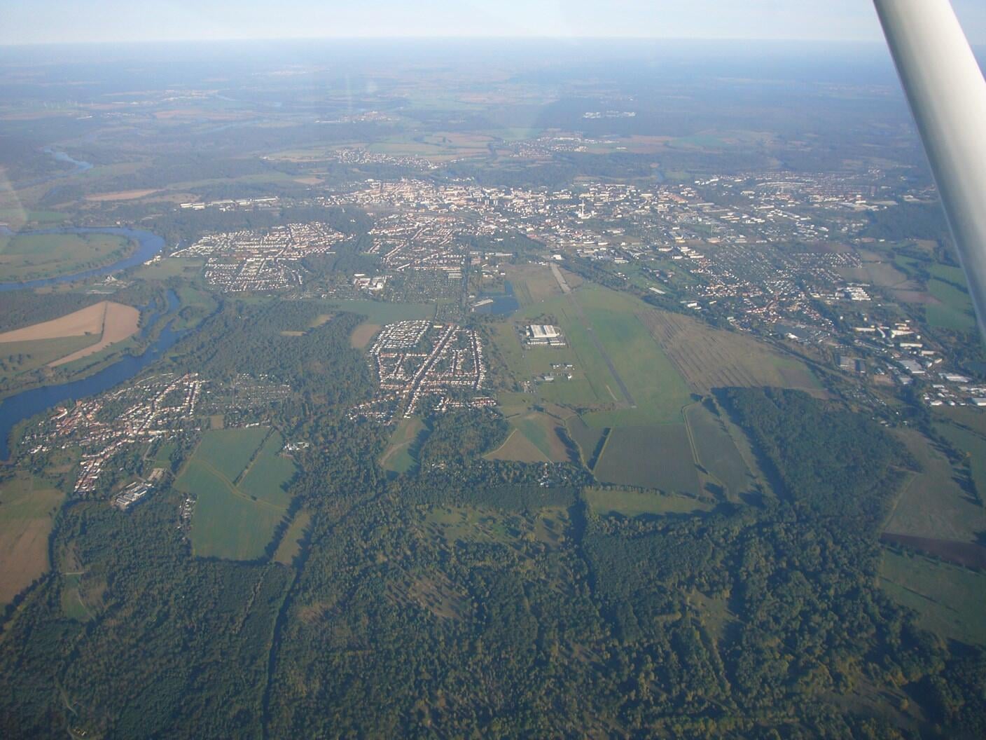 Dessau von Westen, links die Elbe