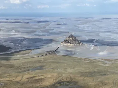 Survol du Mont Saint Michel et des plages du débarquement