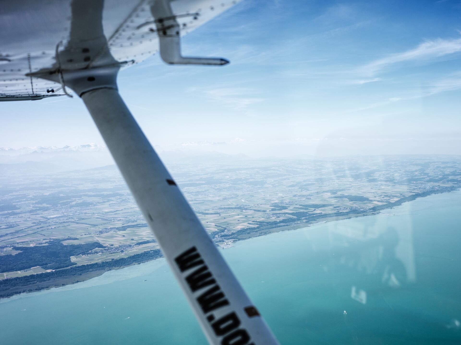 Le lac de Neuchâtel & le Creux du Van vus du ciel